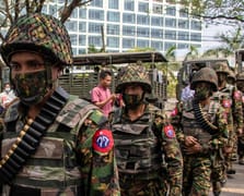 Myanmar ordusu iki yaşındaki çocukları ailelerinin yerine tutukluyor