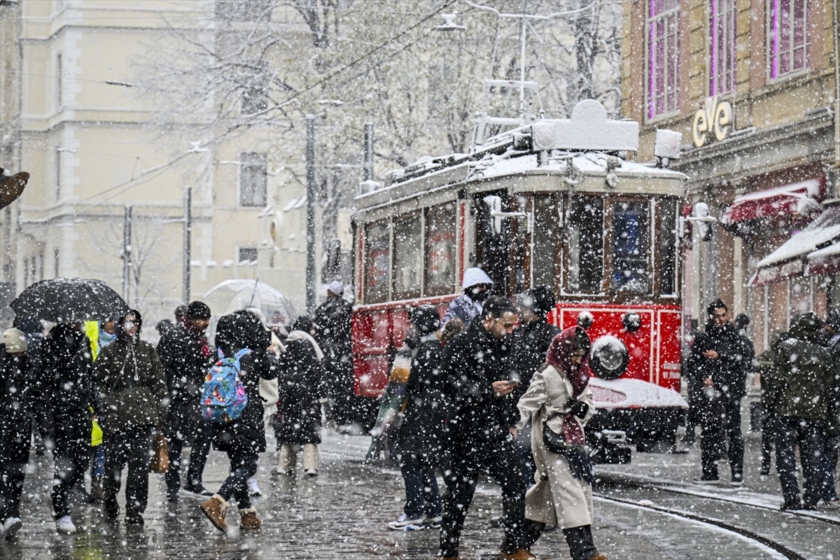 İstanbul’da kar keyfi: Kartpostallık görüntüler oluştu 