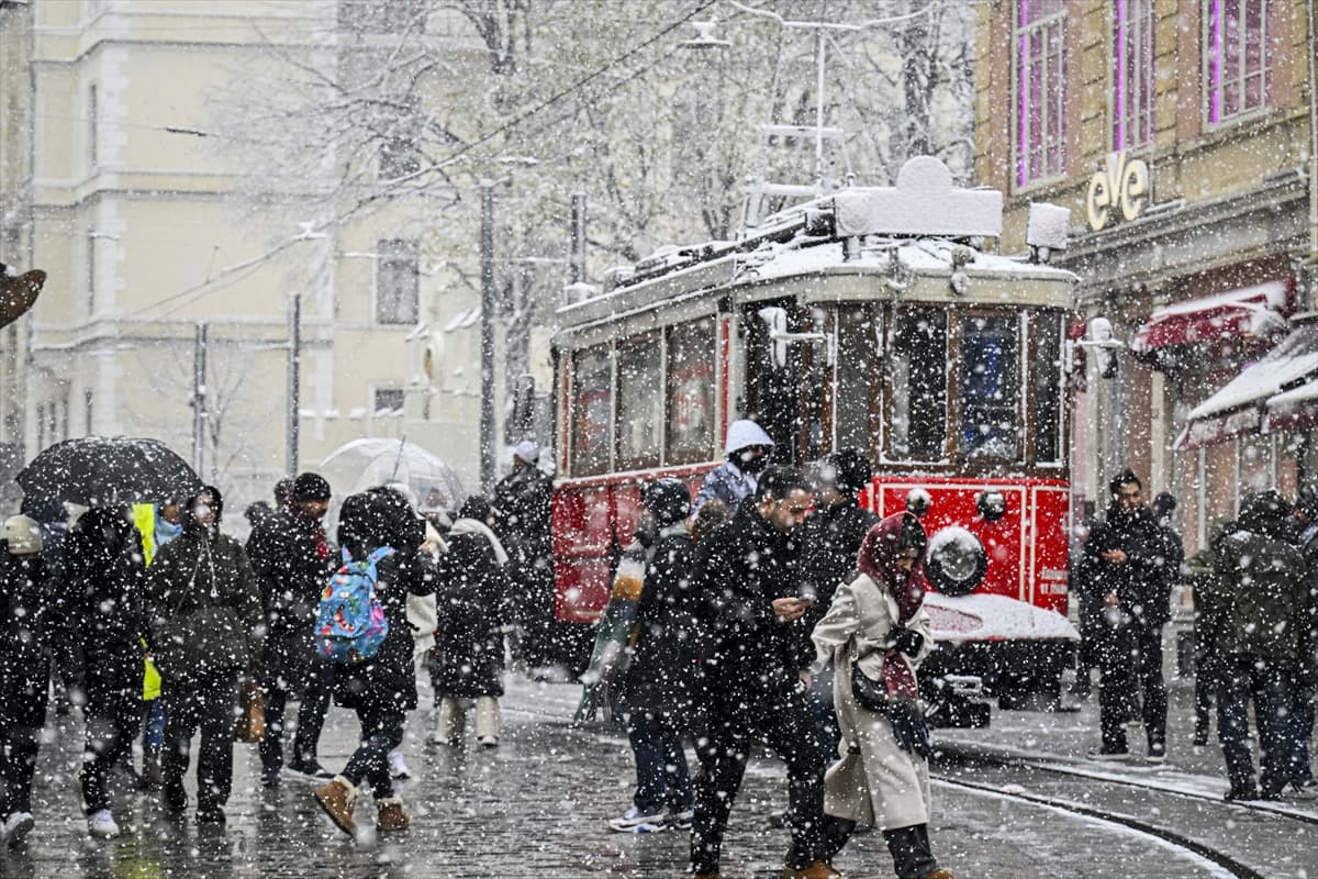 İstanbul’da kar keyfi: Kartpostallık görüntüler oluştu 