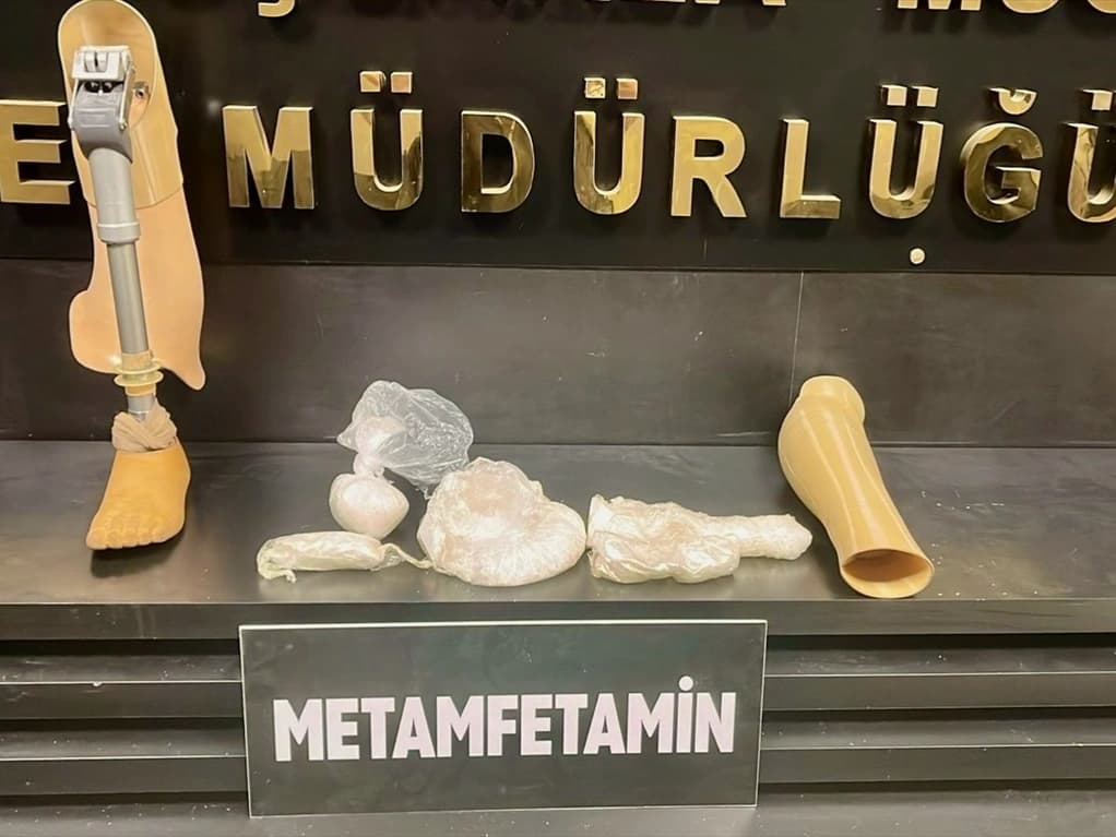 Protez bacağına uyuşturucu gizledi