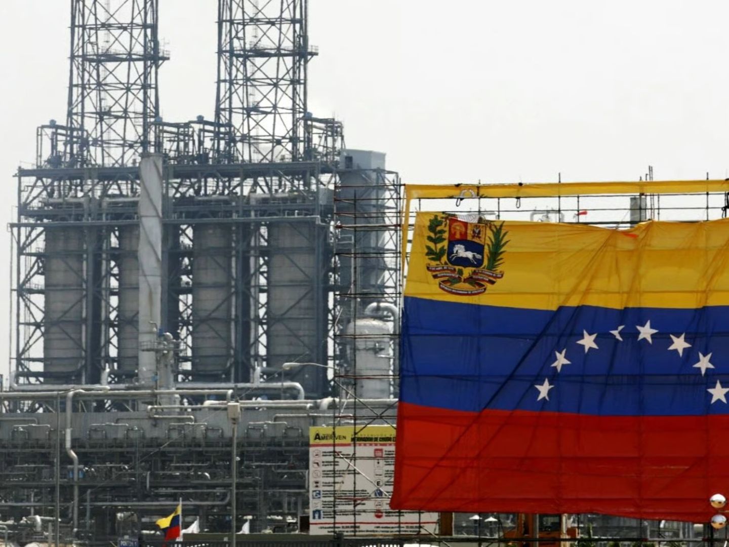 Enerji devi Exxon kovulduktan yirmi yıl sonra Venezuela'ya dönüyor