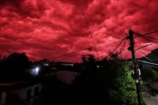 Kolombiya'da kızıl gökyüzü paniği