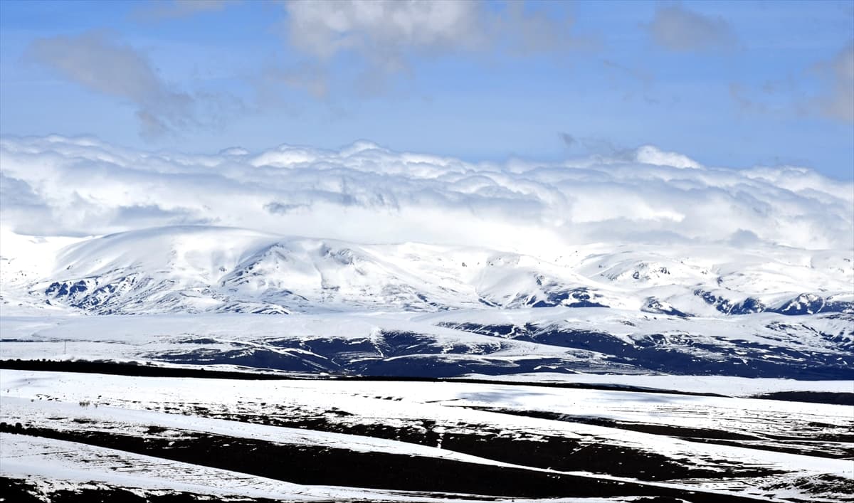 Ağrı ve Kars'ın yüksek kesimleri beyaza büründü