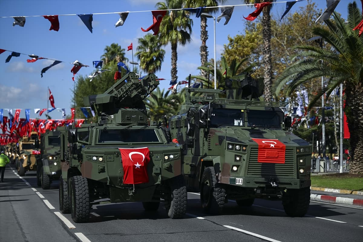 Vatan Caddesi'nde Cumhuriyet'in 102 yıllık gururu: İstanbul ayakta!