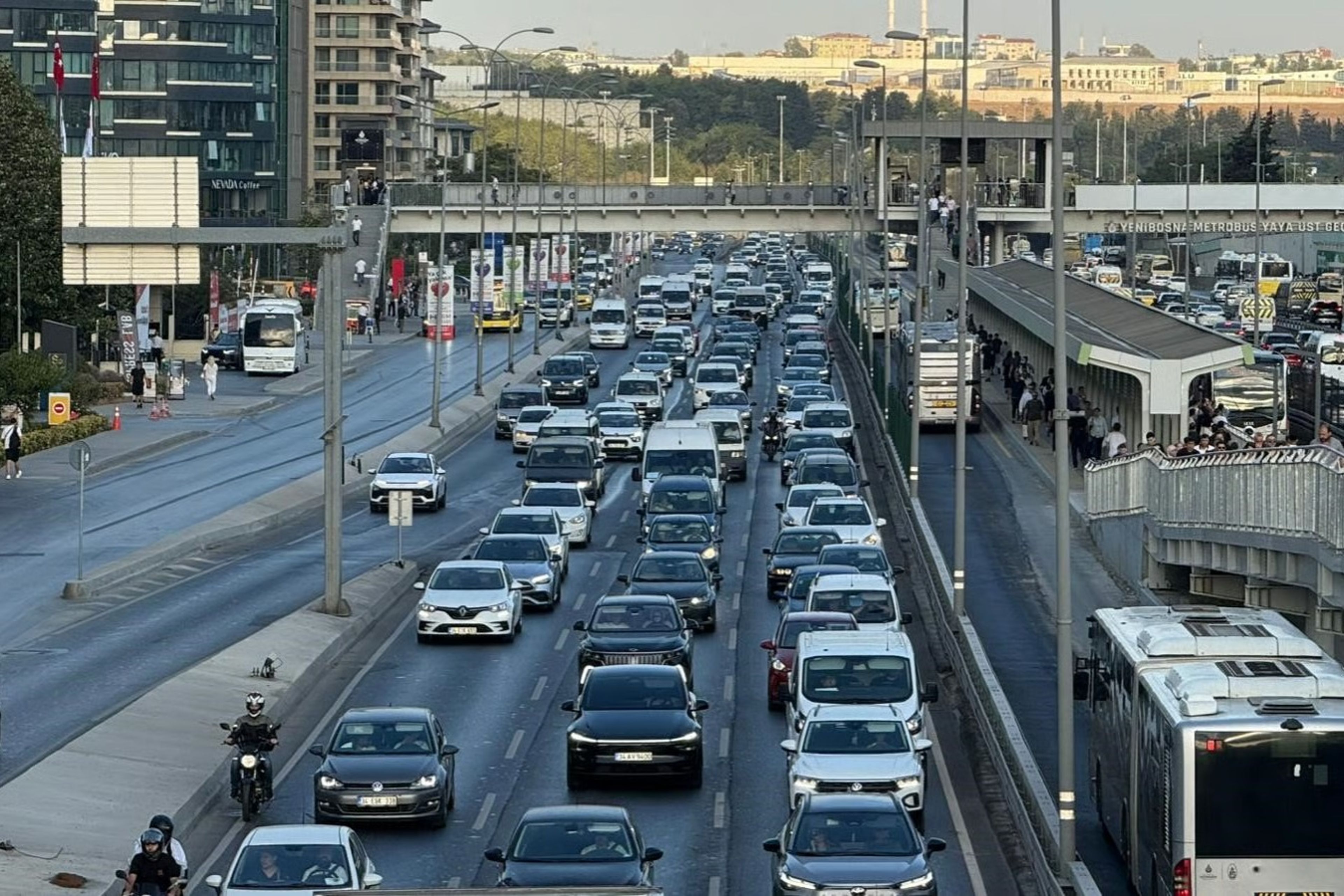 Okullarda uyum haftasının başlamasıyla İstanbul'da trafik yoğunluğu oluştu