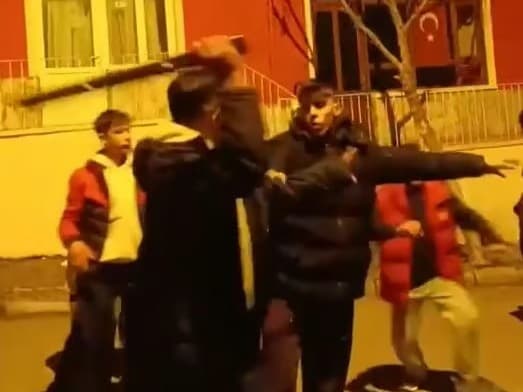 Kemer ve sopalarla saldıran 2 çocuk tutuklandı