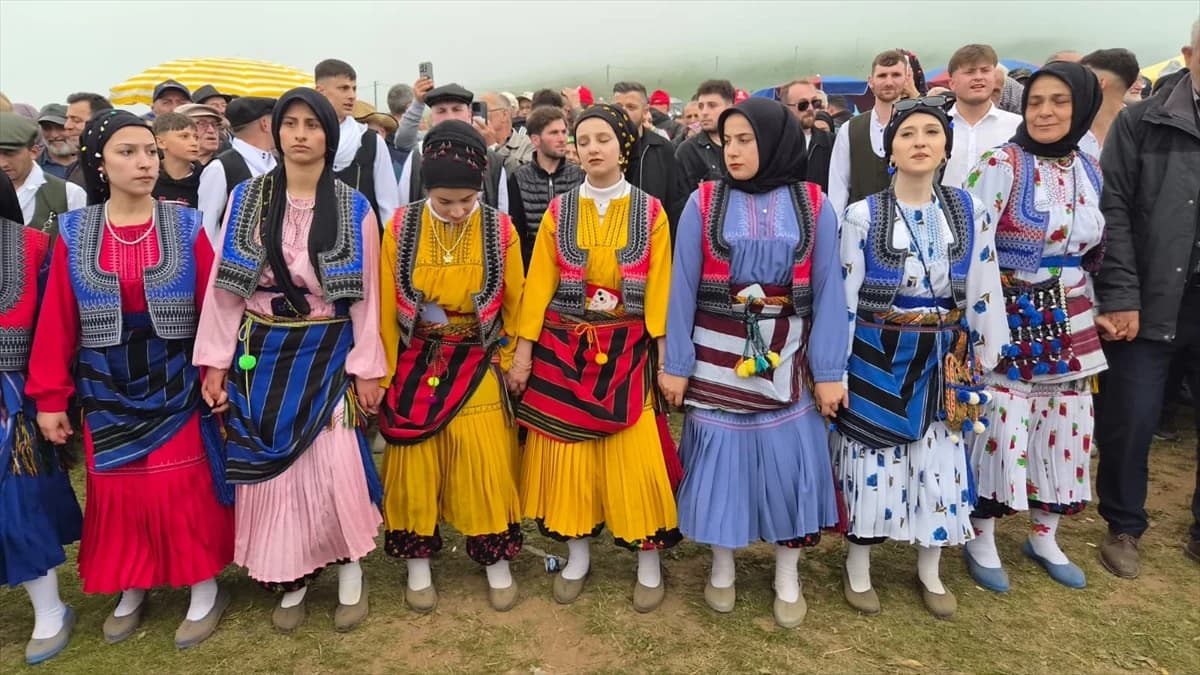 Obalardan gelen atlı otçuların şenlik alanına ihtişamlı girişi