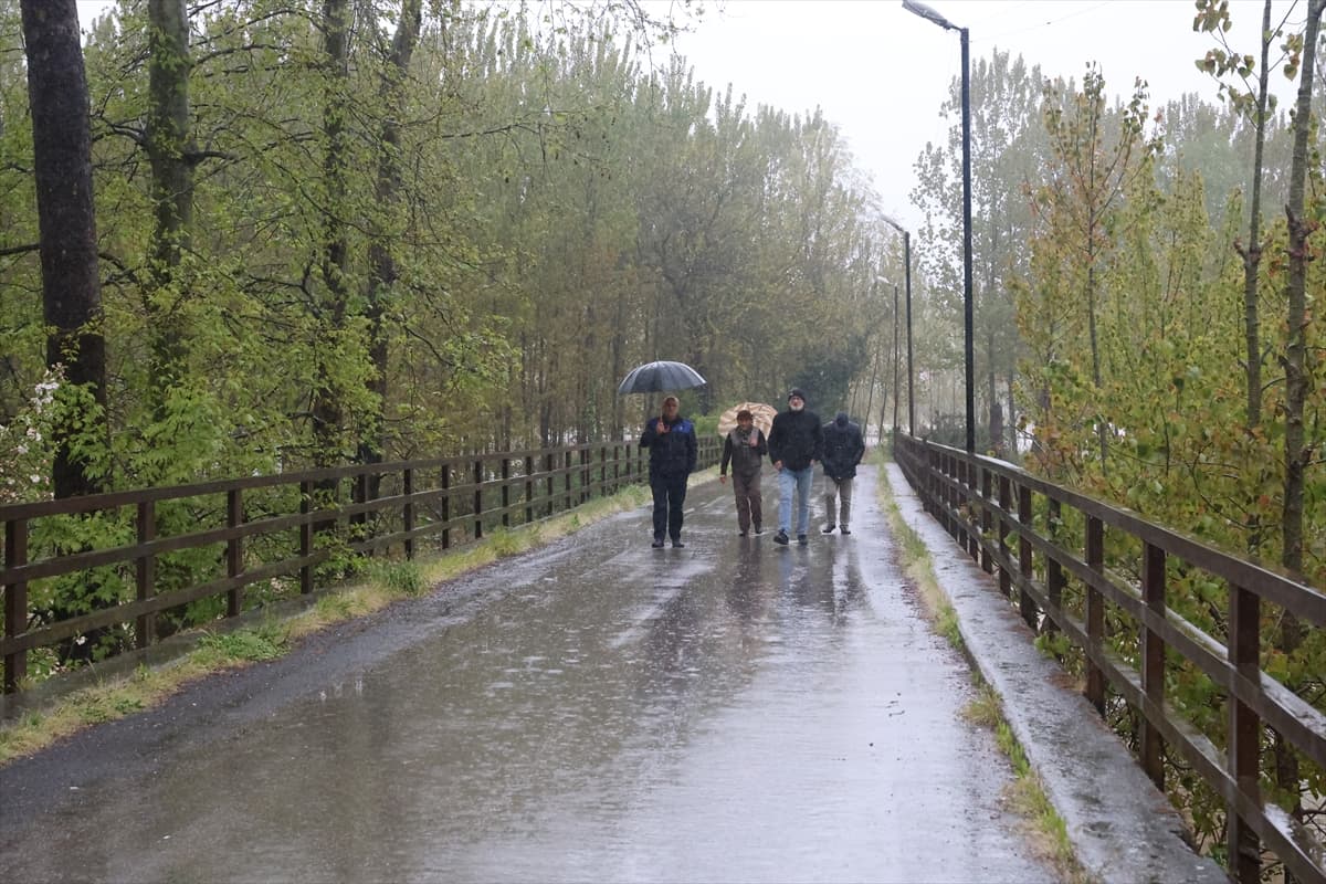 Sakarya'da sağanak alarmı! Dereler taştı, yollar çöktü