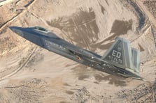 F-22 pilotları ABD'nin yeni insansız savaş uçaklarını uzaktan yönetecek