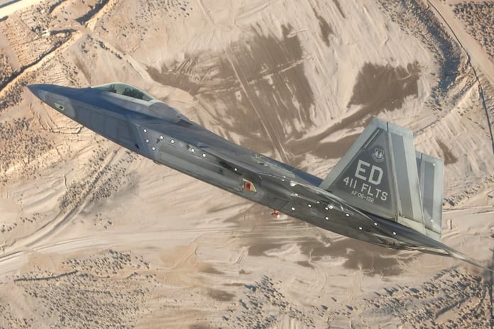 F-22 pilotları ABD'nin yeni insansız savaş uçaklarını uzaktan yönetecek