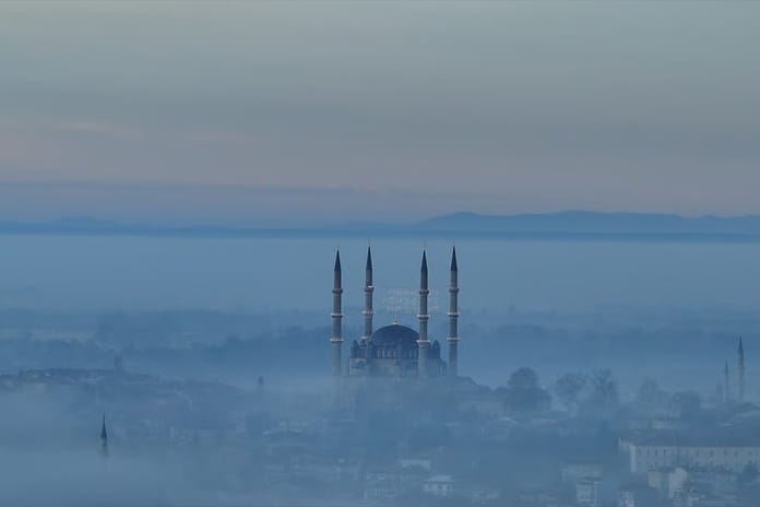 Selimiye Camisi sisle masalsı görünüme büründü