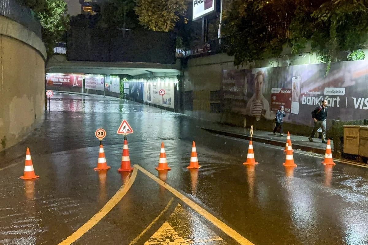 İstanbul'da gök gürültülü sağanak etkili oldu