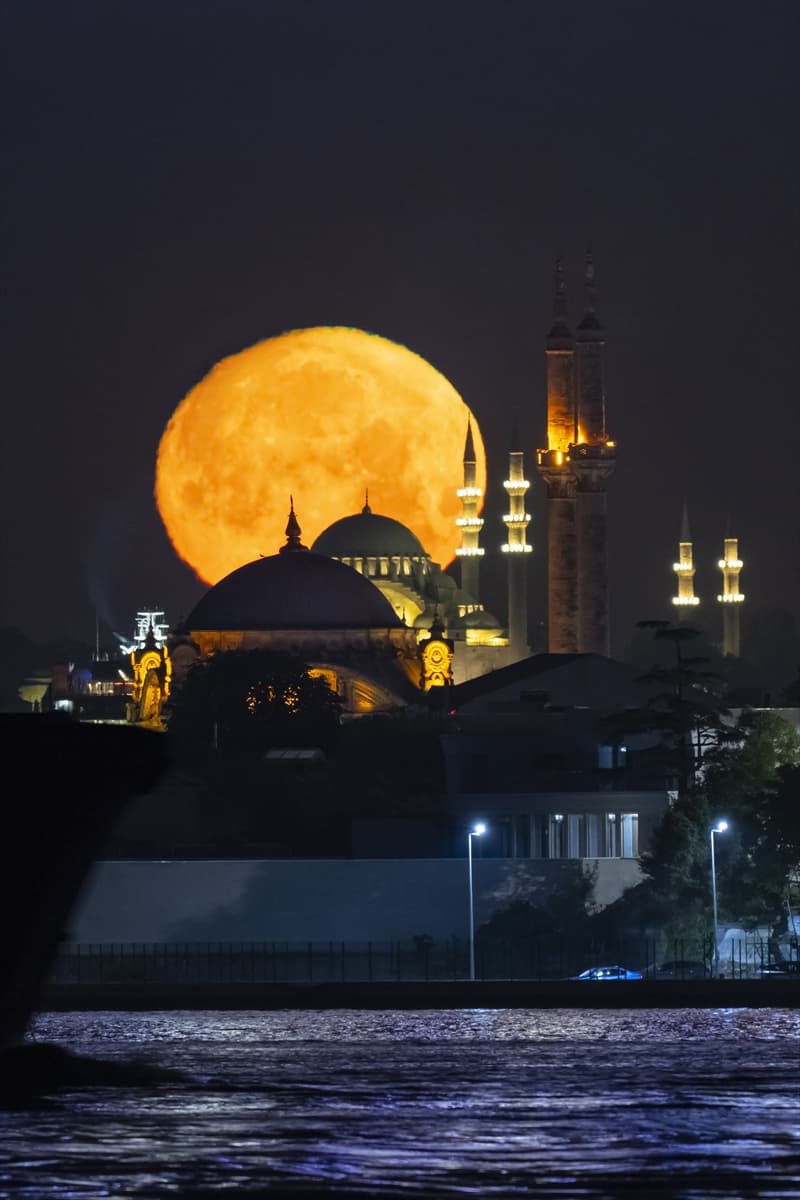 İstanbul semalarında görsel şölen: Dolunay tarihi camilerle aynı karede!