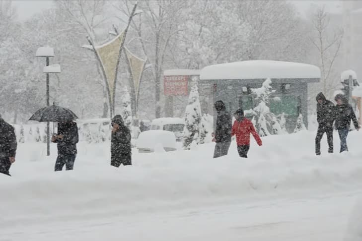 İstanbul'da eğitime kar engeli: Okullar tatil edildi 