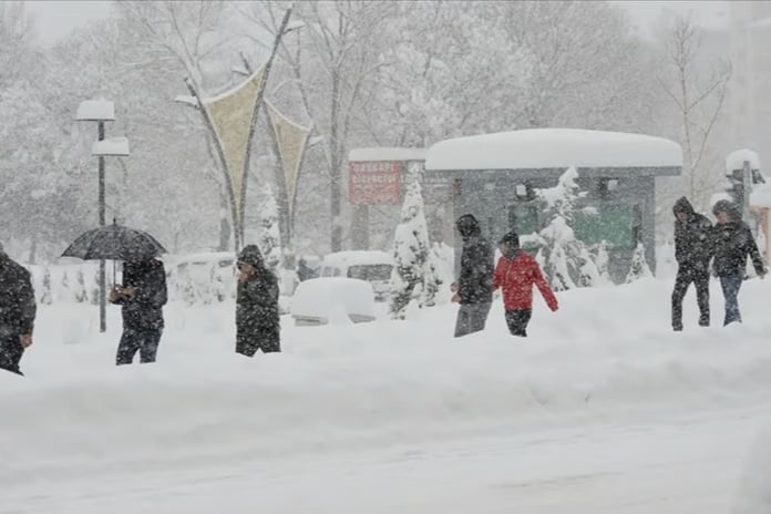 İstanbul'da eğitime kar engeli: Okullar tatil edildi 