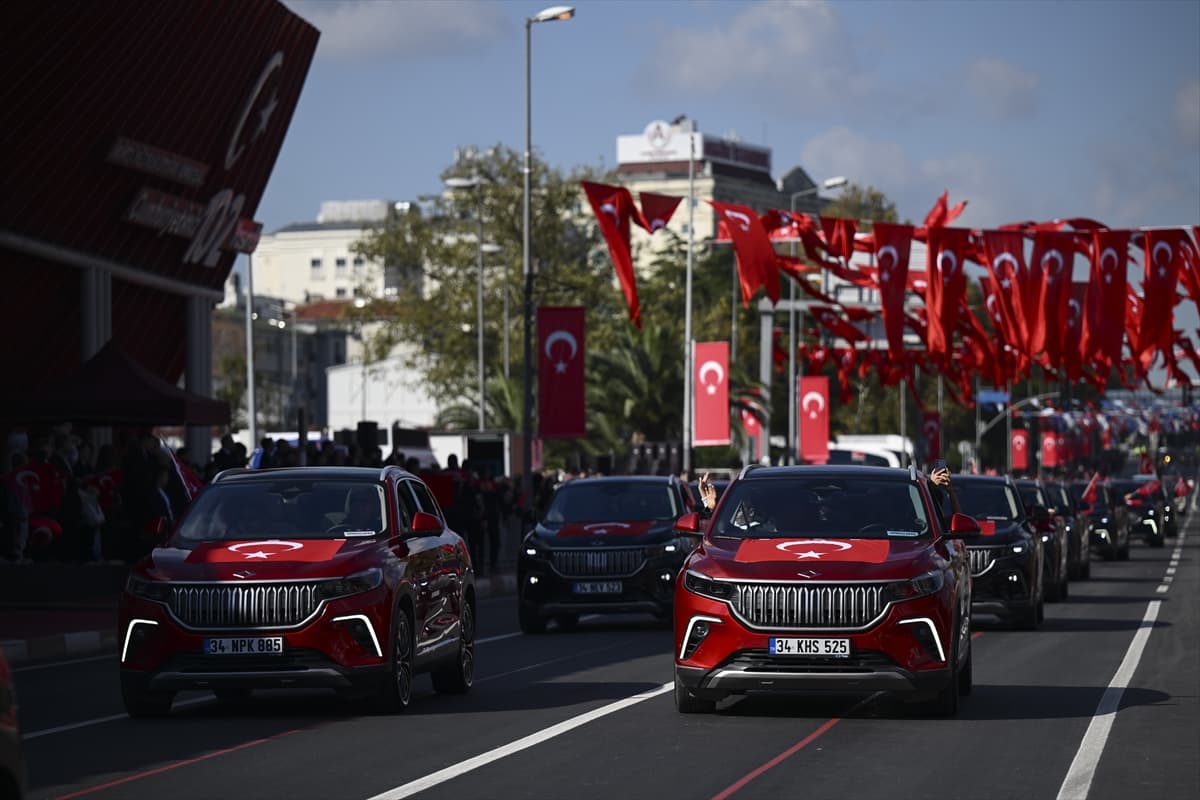 Vatan Caddesi'nde Cumhuriyet'in 102 yıllık gururu: İstanbul ayakta!