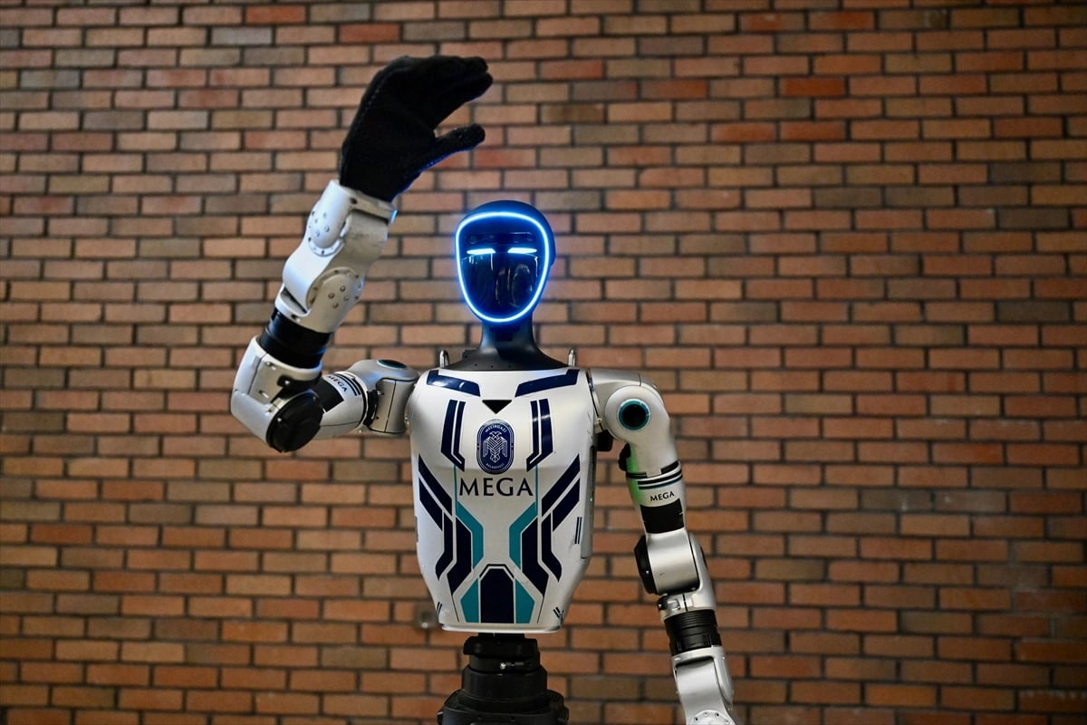 İnsansı robot MEGA, zabıta ekipleriyle denetimde