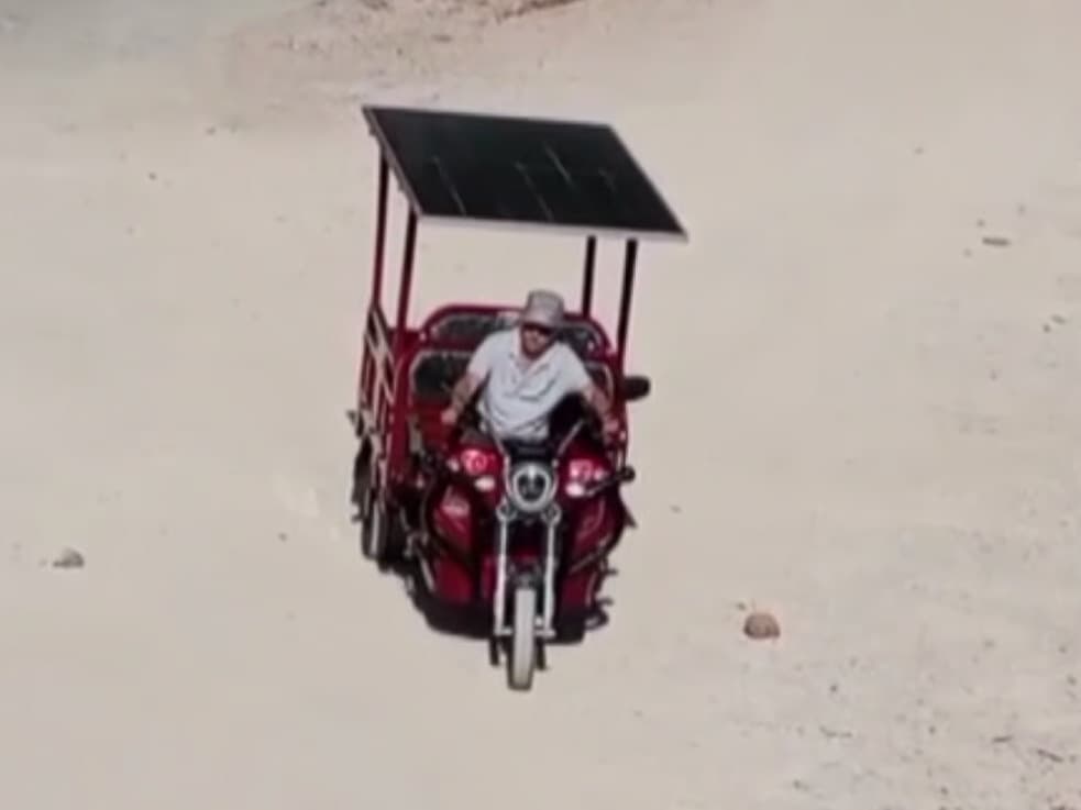 Elektrikli motosikletine güneş paneli taktırdı