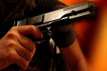 Aynı dairede üç kişi silahla vurulmuş halde bulundu