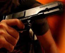 Aynı dairede üç kişi silahla vurulmuş halde bulundu