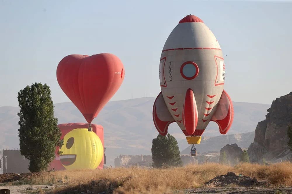 Kapadokya semalarında figürlü balon şöleni
