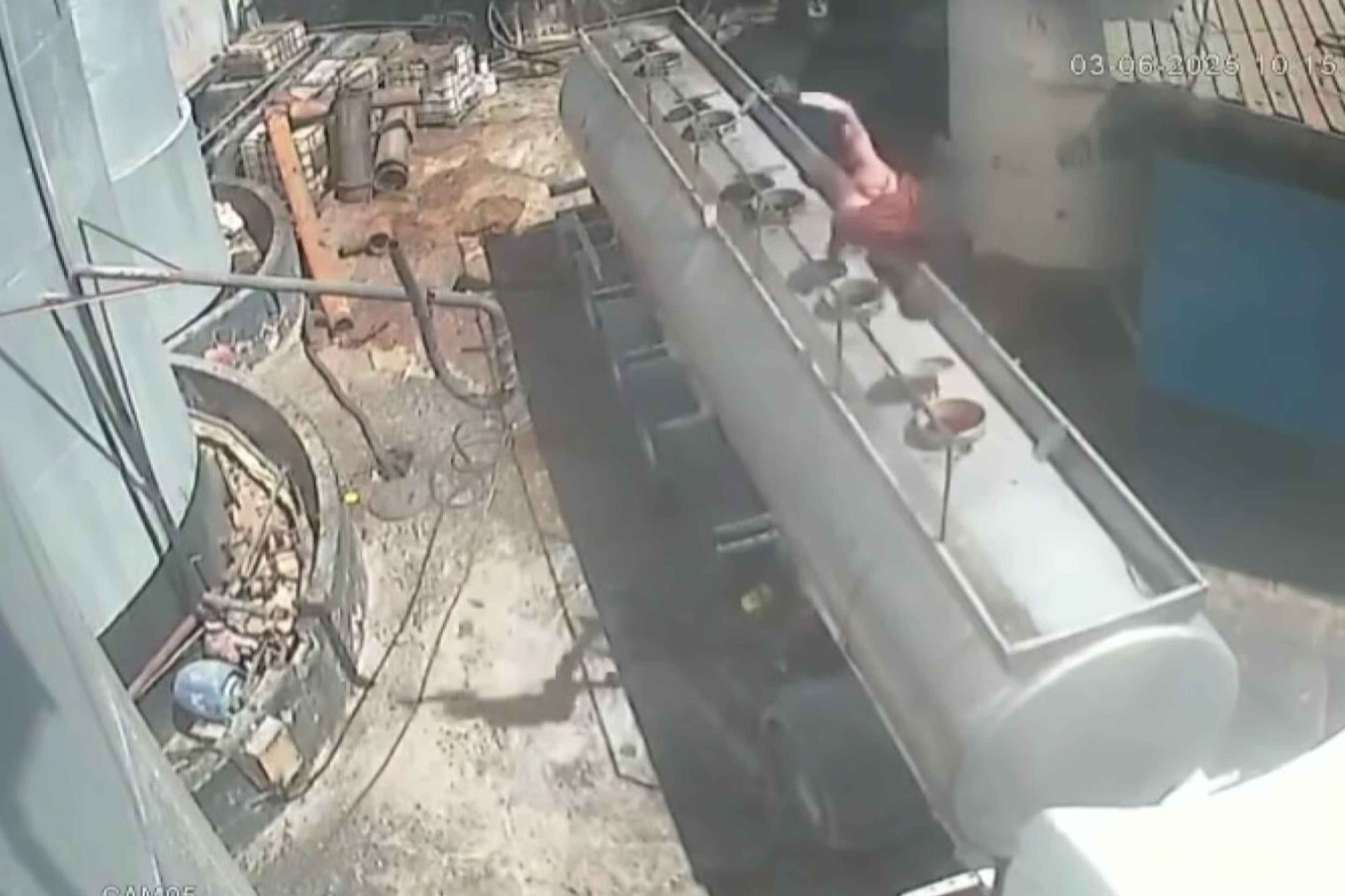 Ağzında sigara ile tanker kapağını açan işçi ağır yaralandı