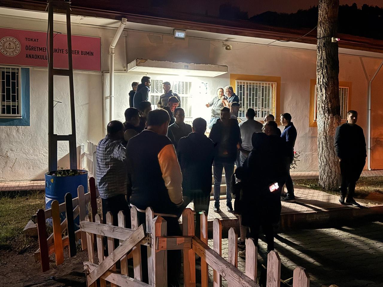 Veliler anaokulu kayıtları için geceden sıraya girdiler