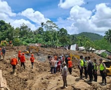 Endonezya'da toprak kaymaları can kaybını artırıyor