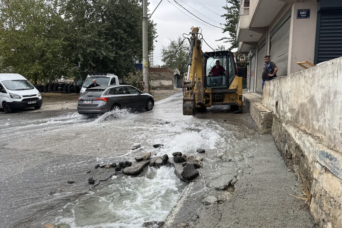 İzmir'de 2 gündür boşa akan su