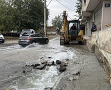 İzmir'de patlayan su borusu onarılmadı: 2 gündür su boşa akıyor