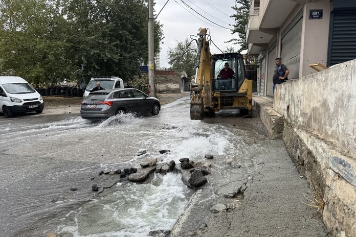 İzmir'de patlayan su borusu onarılmadı: 2 gündür su boşa akıyor
