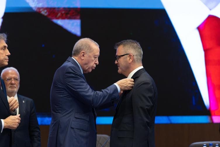 Cumhuriyet Halk Partisi'nden istifa eden Konya Seydişehir Belediye Başkanı Hasan Ustaoğlu, AK Parti'ye katıldı.