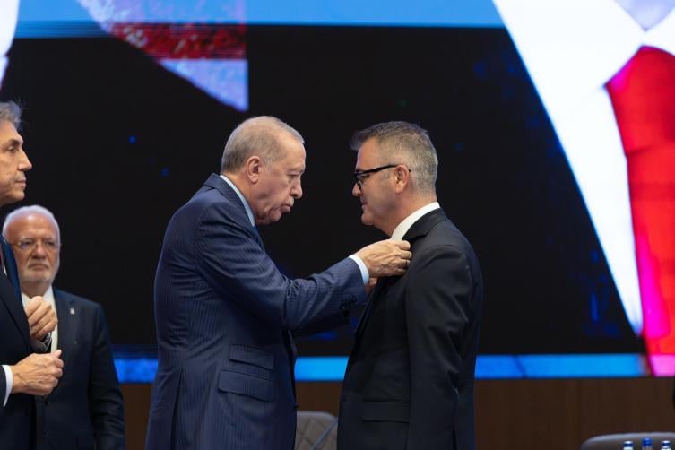 Cumhuriyet Halk Partisi'nden istifa eden Konya Seydişehir Belediye Başkanı Hasan Ustaoğlu, AK Parti'ye katıldı.