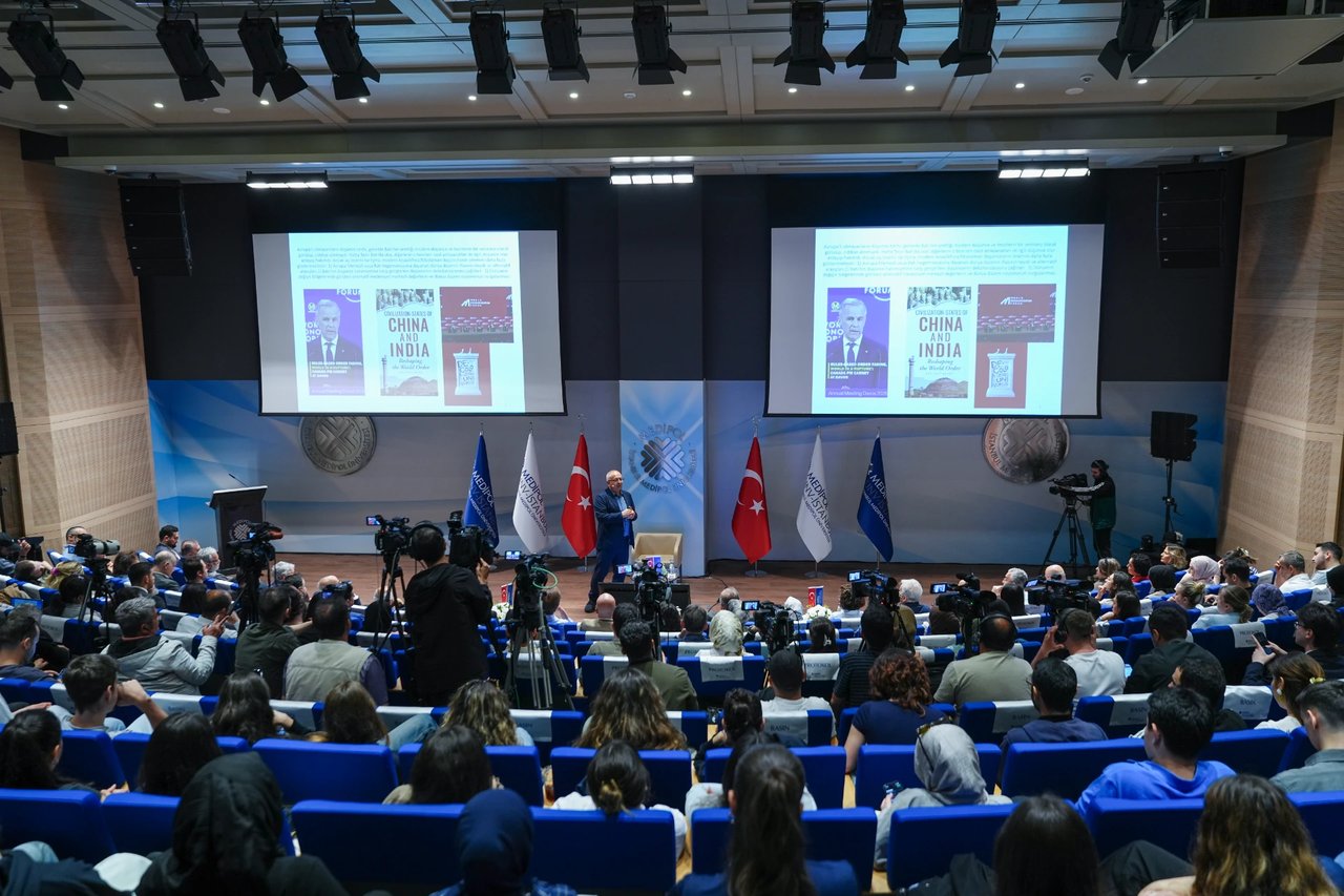 Prof. Dr. Cemil Aydın konferans