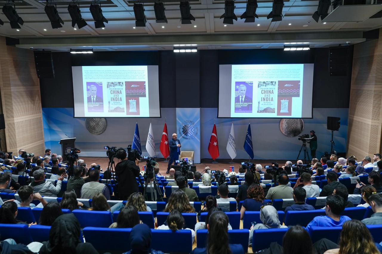 Prof. Dr. Cemil Aydın konferans