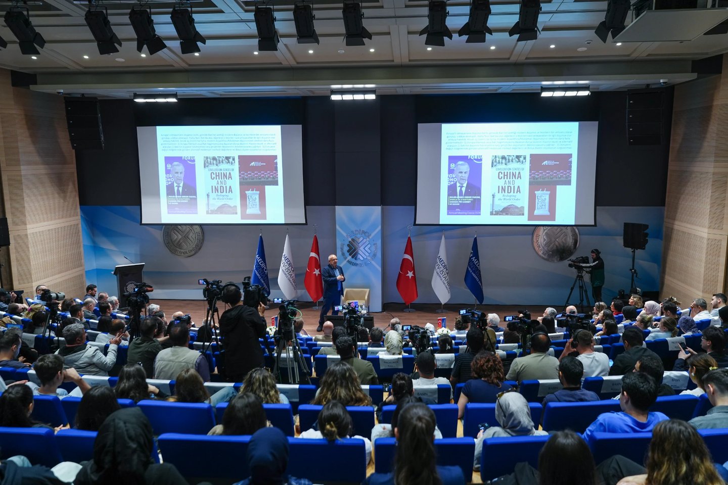 Prof. Dr. Cemil Aydın konferans
