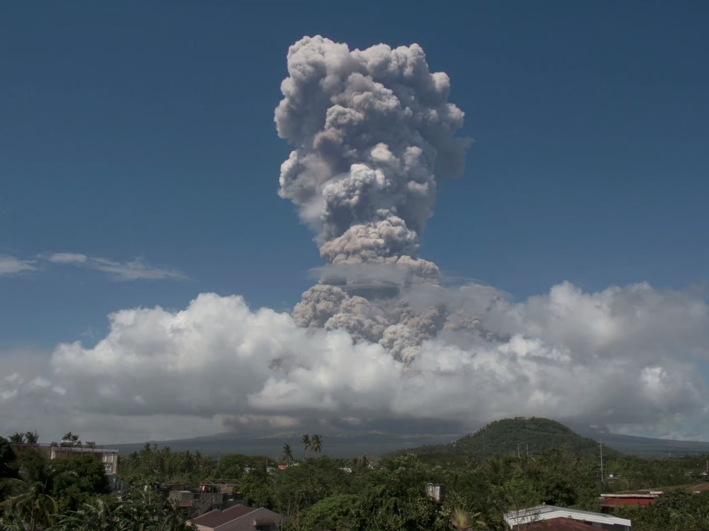 Filipinler'de Mayon Yanardağı patladı