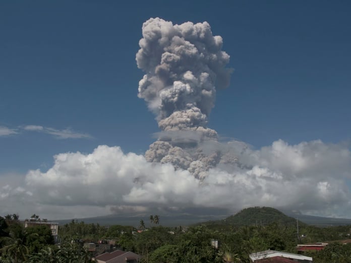 Filipinler'de Mayon Yanardağı patladı