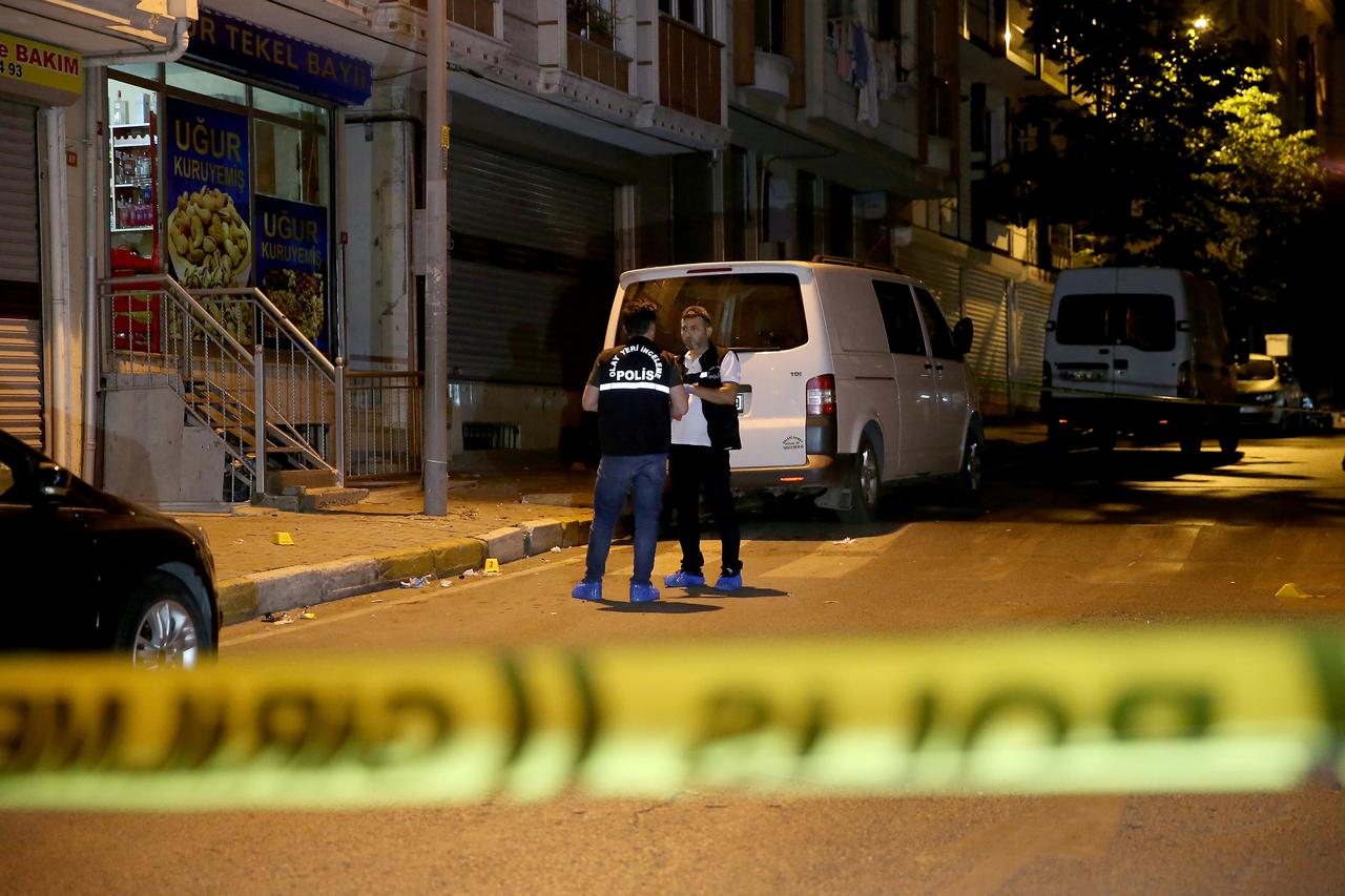 Uzun namlulu silahla tekel bayisini kurşunladılar