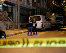 Uzun namlulu silahla tekel bayisini kurşunladılar