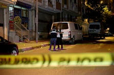 Uzun namlulu silahla tekel bayisini kurşunladılar