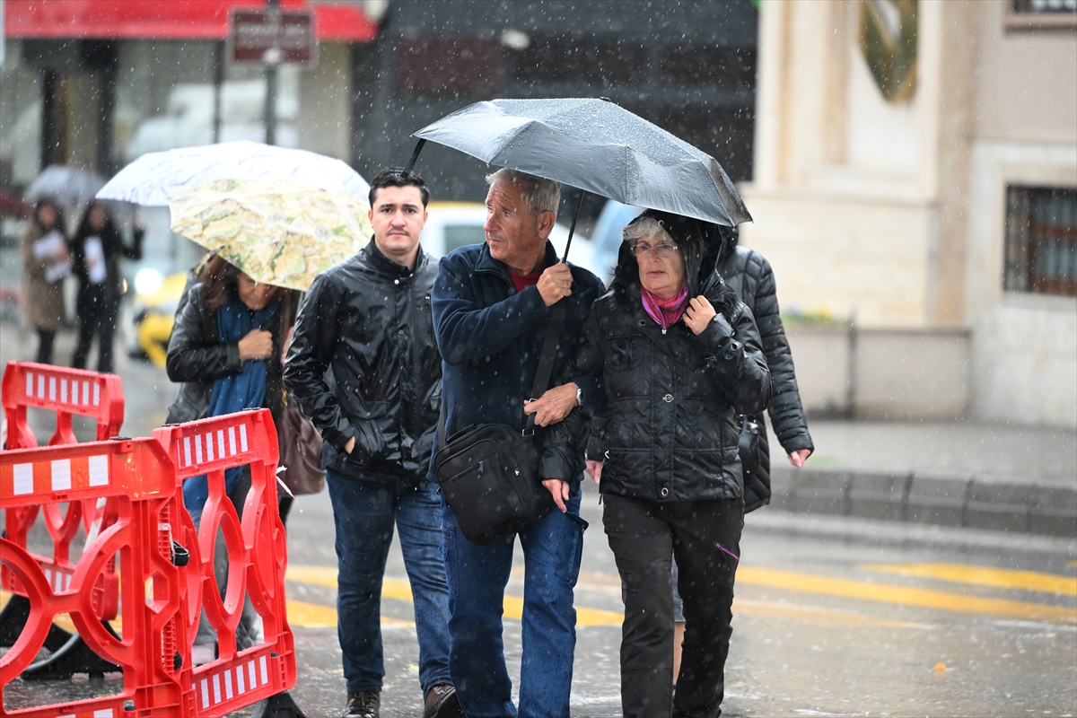 Edirne'de sağanak yağış hayatı olumsuz etkiliyor
