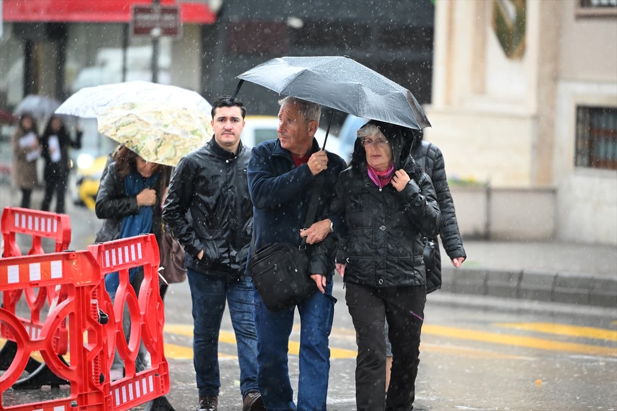 Edirne'de sağanak yağış hayatı olumsuz etkiliyor