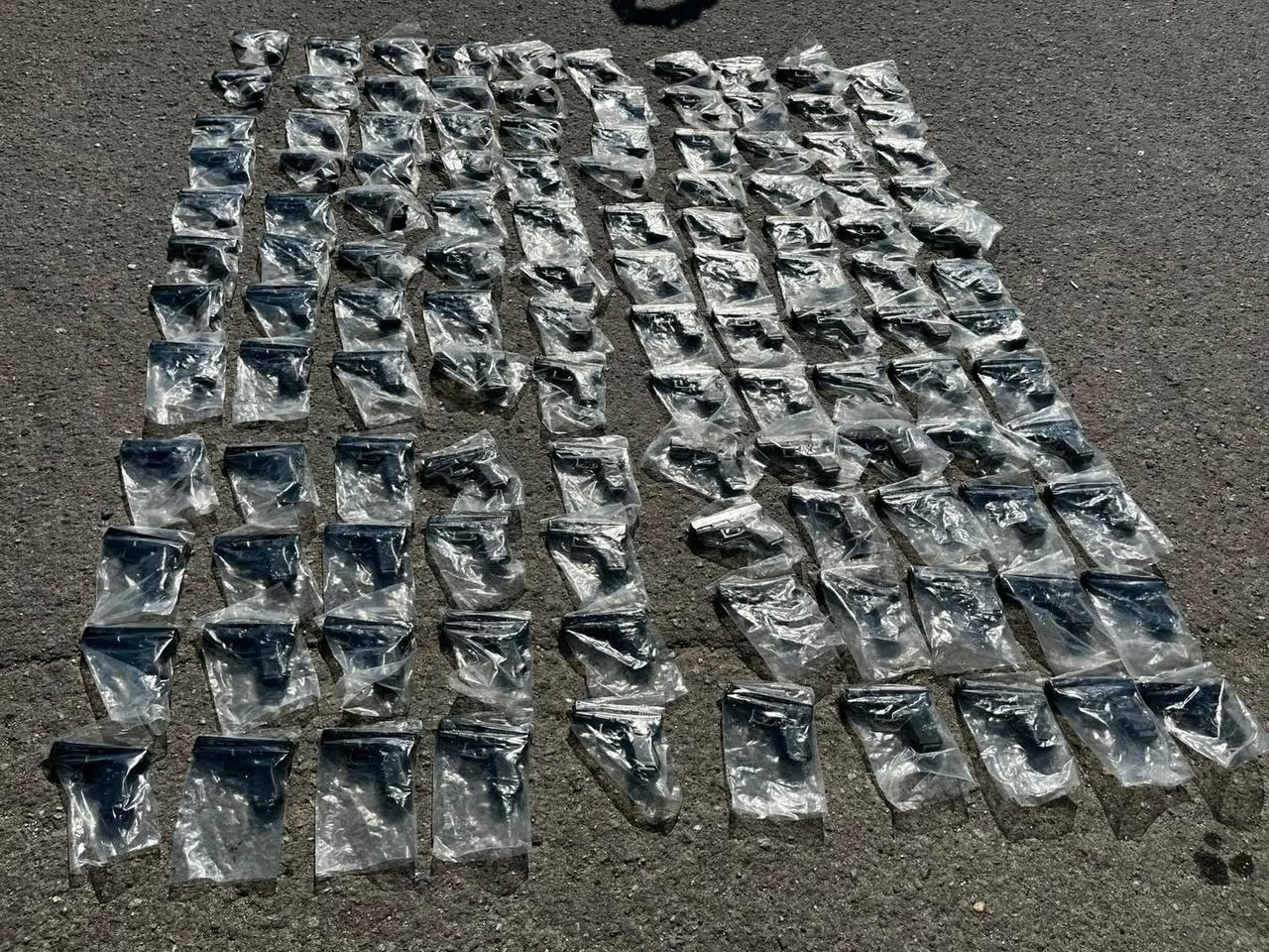 Otobüsün gizli bölmesinde 120 adet ruhsatsız silah bulundu