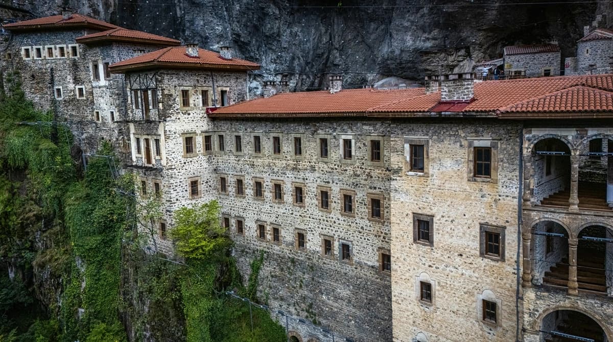 Trabzon dağlarının sarp yamaçlarındaki tarih: Sümela Manastırı
