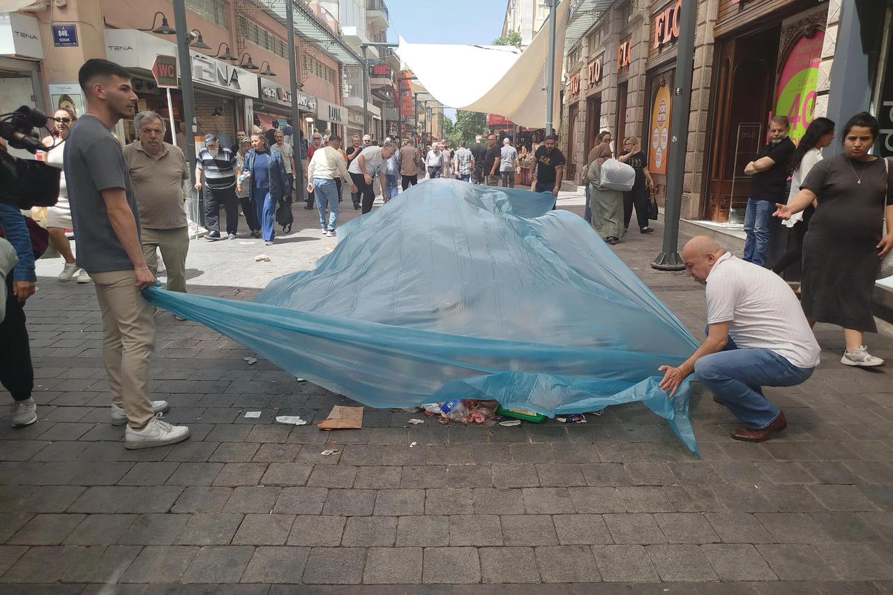 Esnaf turistlerden utandı çöplerin üzerini kapattı