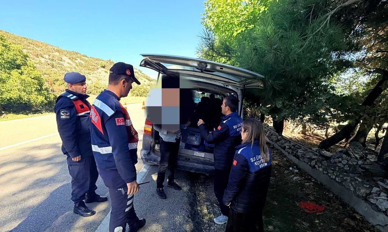 Eğirdir Barla yol kontrolünde ele geçirilen balıklar