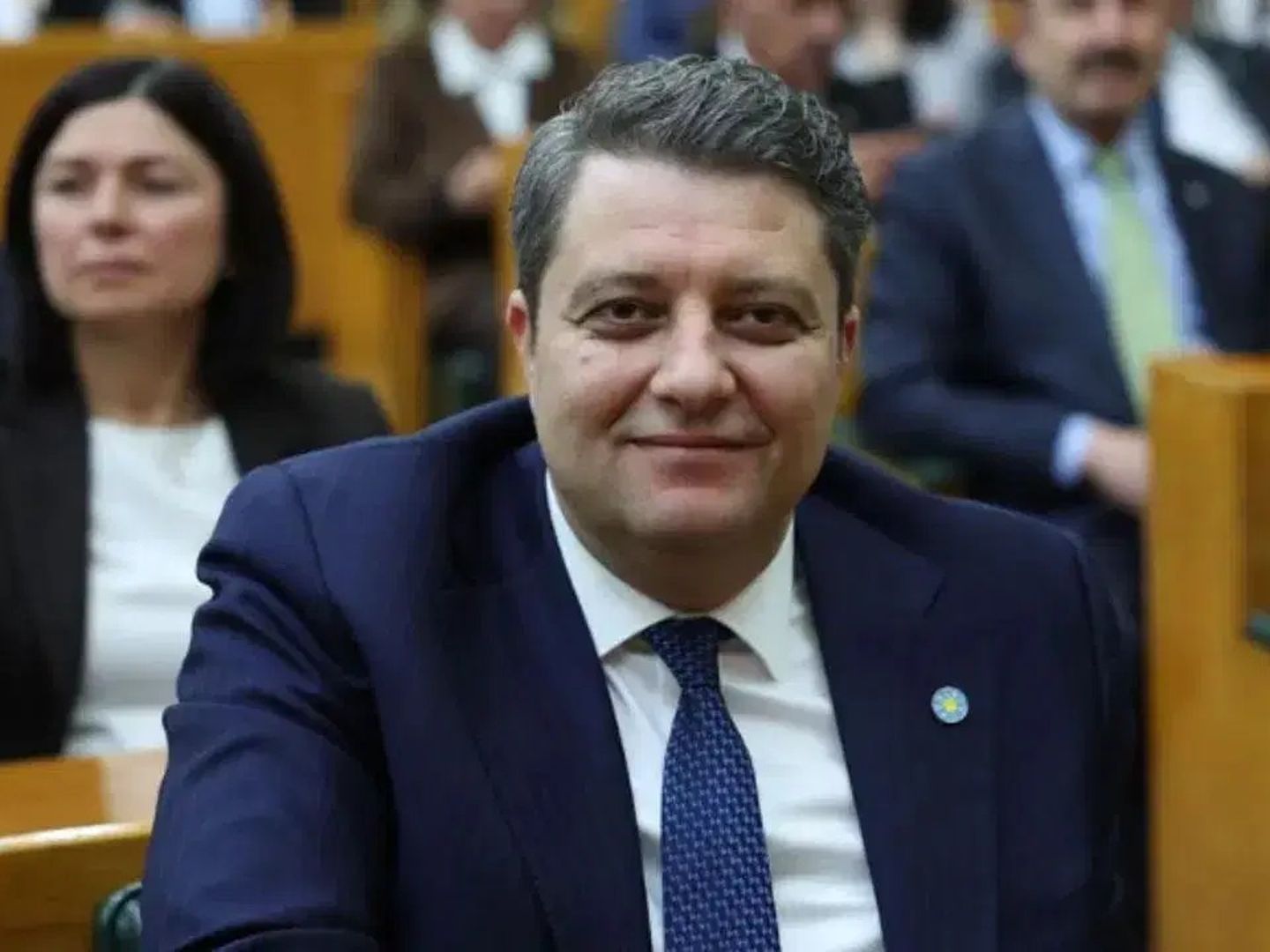 İYİ Parti'den istifa etmişti! Ersin Beyaz'ın rozetini Cumhurbaşkanı Erdoğan taktı