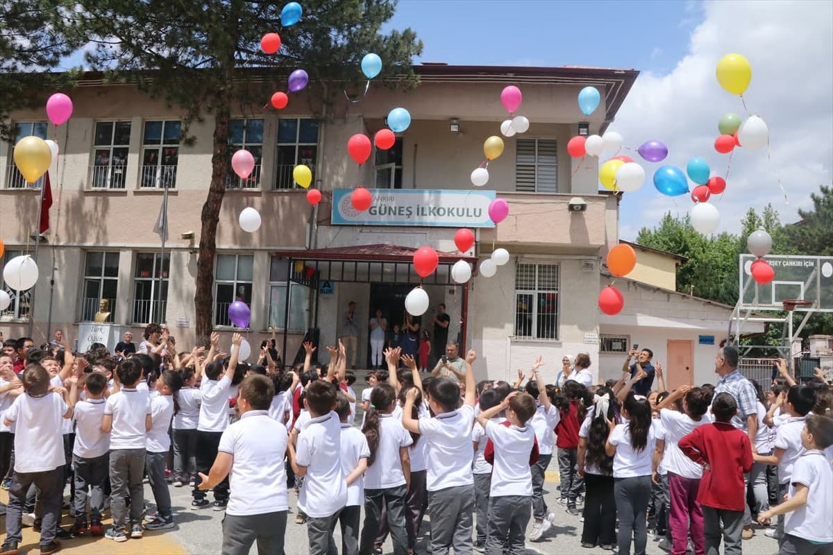 Kanseri yenip okuluna dönen Yiğit balonlarla karşılandı