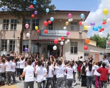 Kanseri yenip okuluna dönen Yiğit balonlarla karşılandı